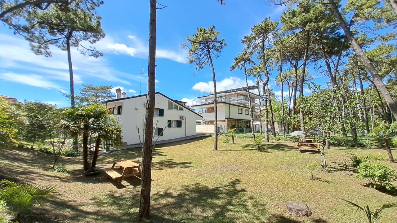 Villa Barbara Fra I Pini Lignano Sabbiadoro Bagian luar foto