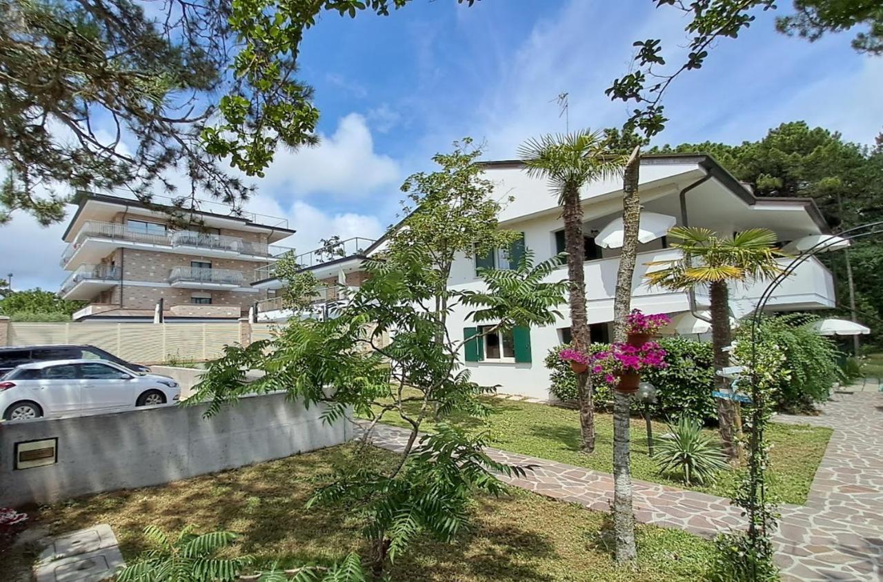 Villa Barbara Fra I Pini Lignano Sabbiadoro Bagian luar foto